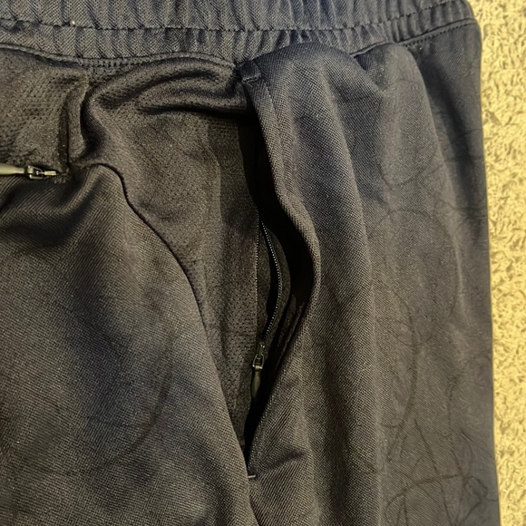 UNIQLO 100% polyester athletic shorts with 2 zipper pockets - Picture 4 of 6